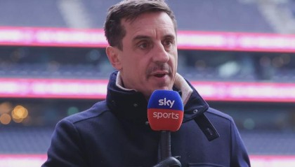 内维尔：我曾向曼联推荐大卫·拉亚但因脚法问题被拒绝