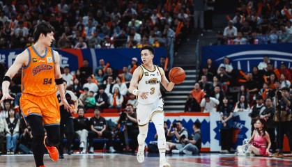 开云投注-郭艾伦休赛期玩综艺曾遭质疑 赵继伟赛季期间拍广告为何无热议？