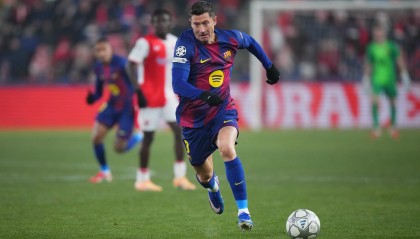 莱万半场进乌龙，布拉格斯拉维亚将莱万巴萨球衣P成自己球衣