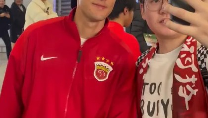 kaiyun app-海港回国获大批球迷接机，安永佳、维塔尔等与球迷合影