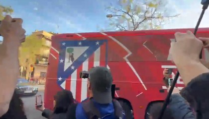 开云体育保障-科贝：马竞大巴前往诺坎普的路上遭石块攻击，两扇车窗被砸碎