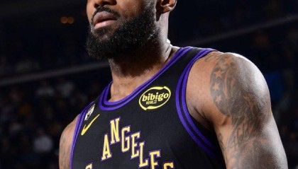 开云投注-记者：詹姆斯赛季后有三选择，降薪留队、自由加盟别队、退役